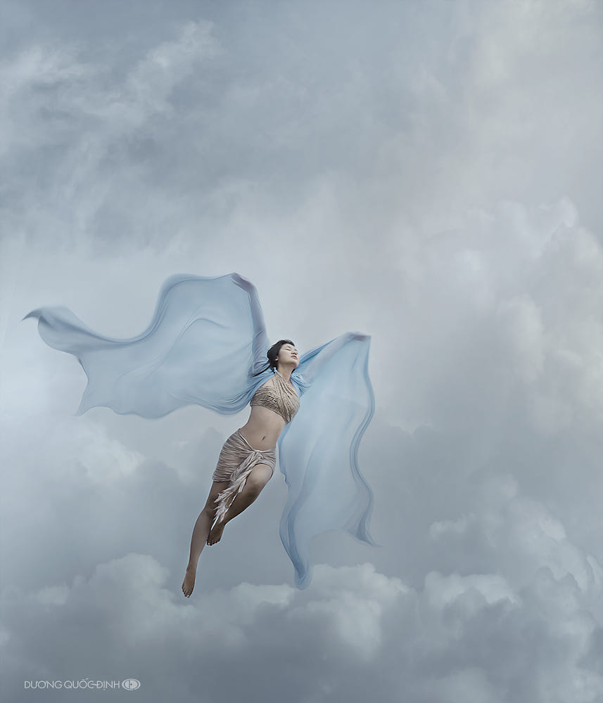 Летящий ангел слушать. Летать в облаках. Девушка летит. Летающая женщина. Девушка летает в облаках.