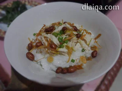 tambahkan seledri, bawang goreng, kacang goreng dan kecap manis