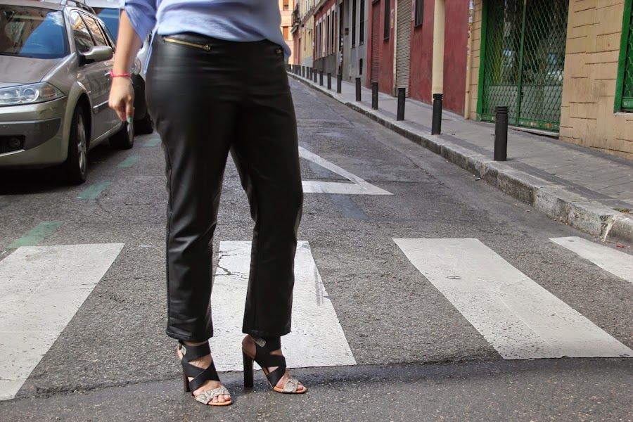 DIY Costura: Cómo hacer pantalones de cuero (patrones o moldes gratis). blog de costura y blog diy.