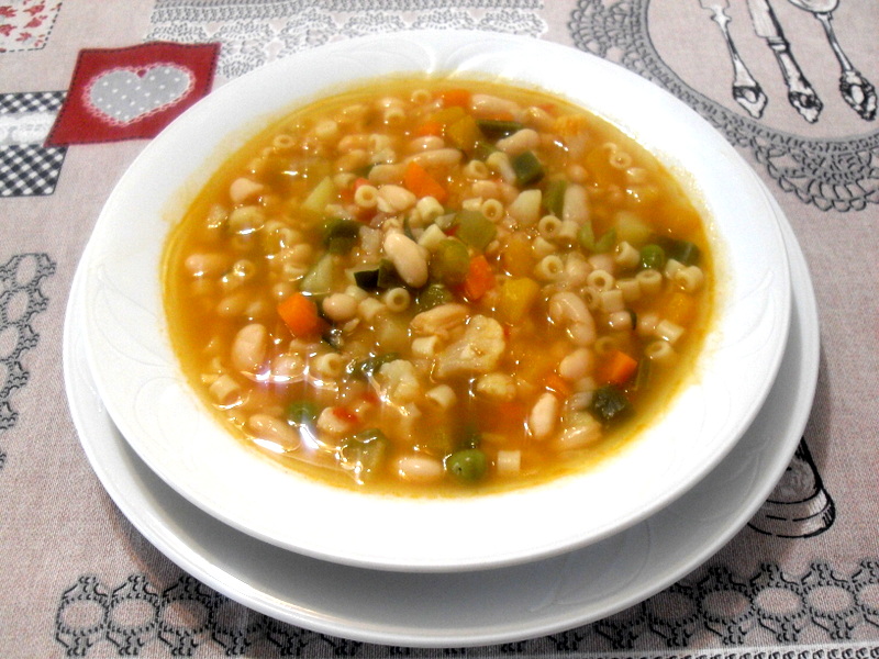 Sopa minestrone de verduras, judías blancas y pasta.