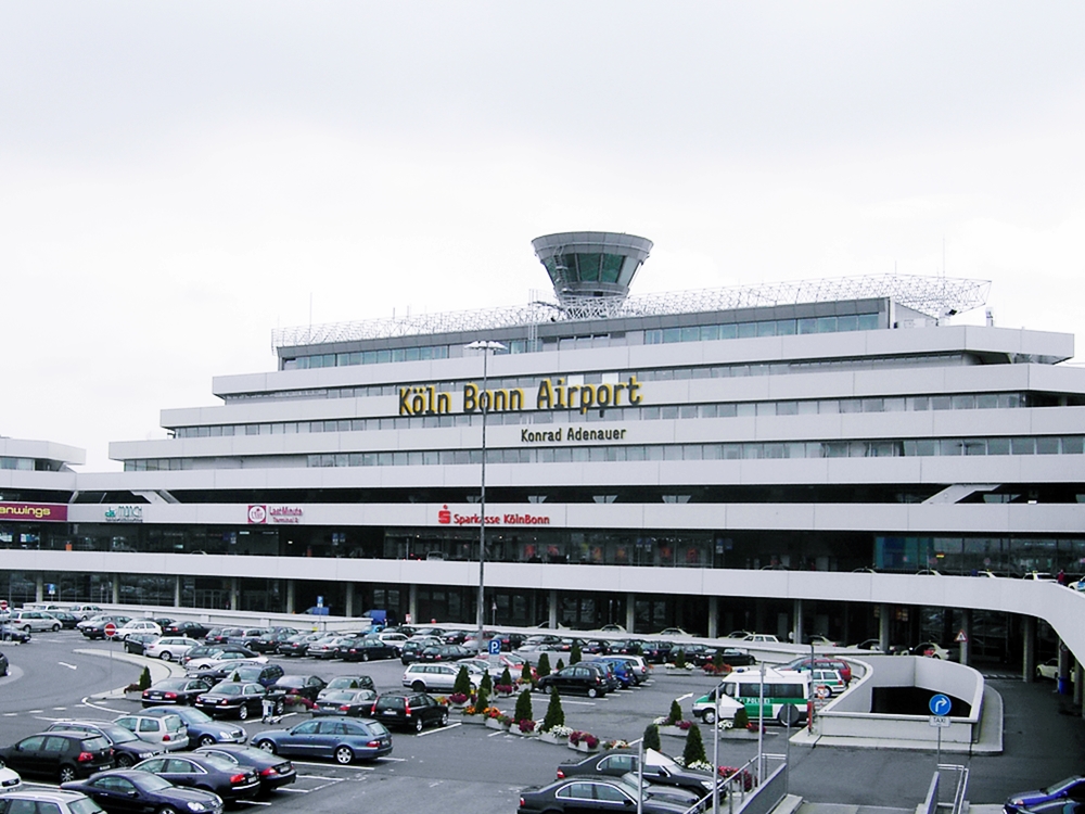 Bitte lassen Sie Ihr Gepäck nicht unbeaufsichtigt.... Bitte lassen Sie Ihr Gepäck nicht unbeaufsichtigt.... - Airport Terminal CGN