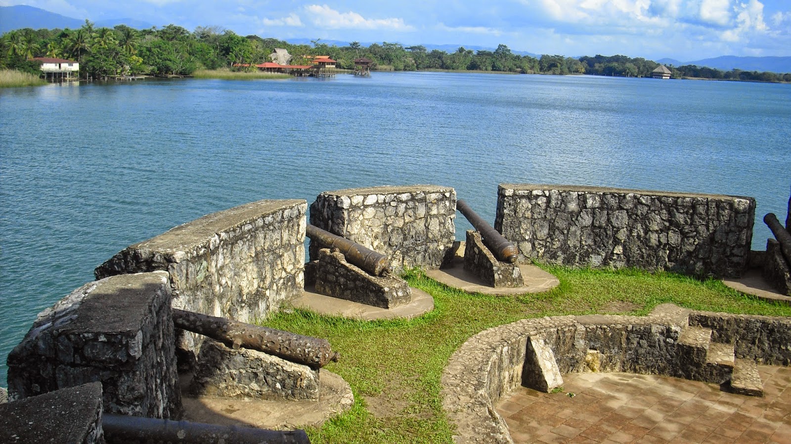 Caleyando Mundiu Alantre: Castillo de San Felipe, Güatemala.