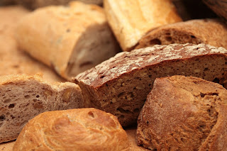 Jak rozmrozić chleb w całości i chleb krojony