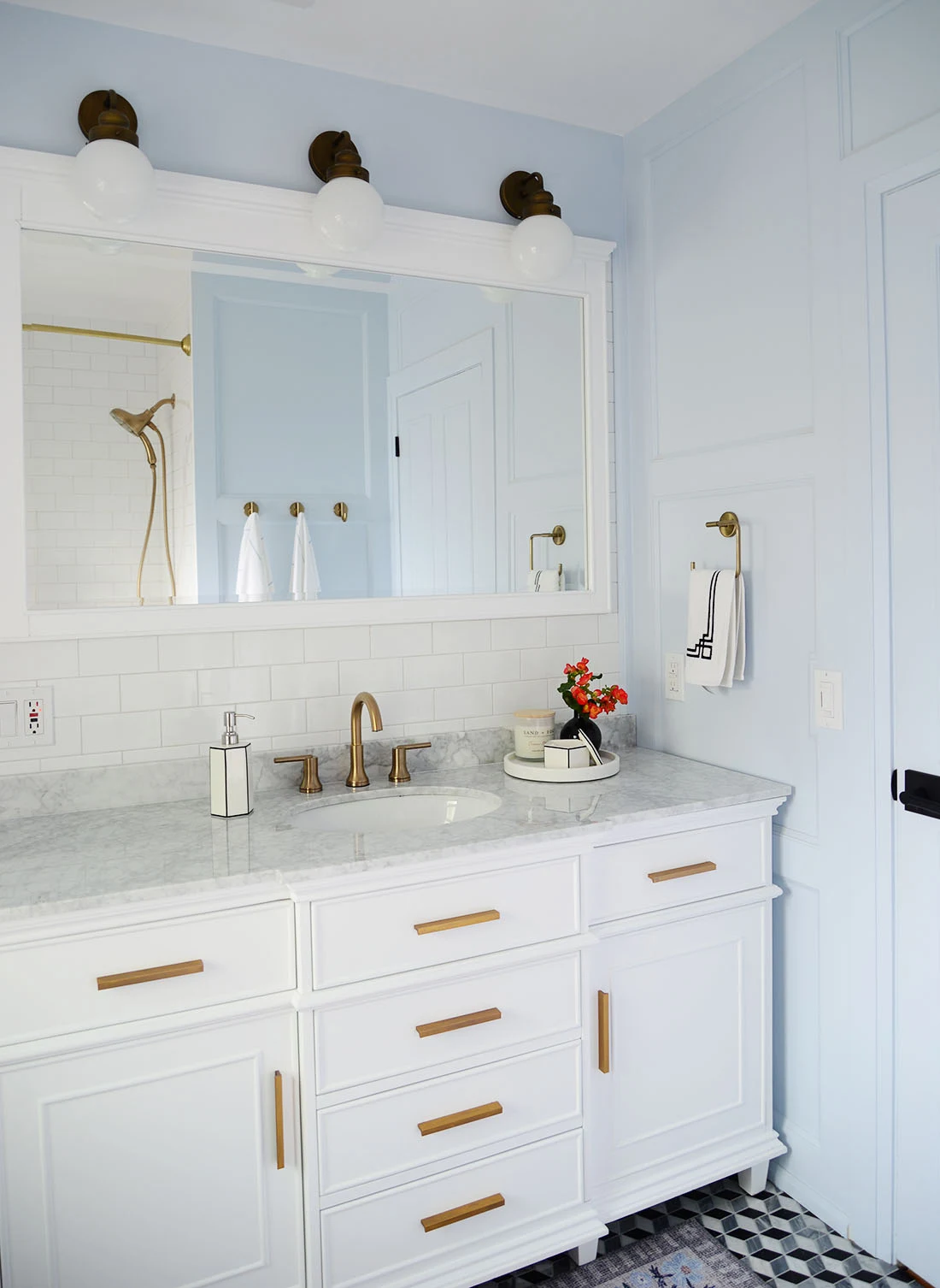 mixing metal finishes, mixing metals in bathroom, brass mixed with black metal