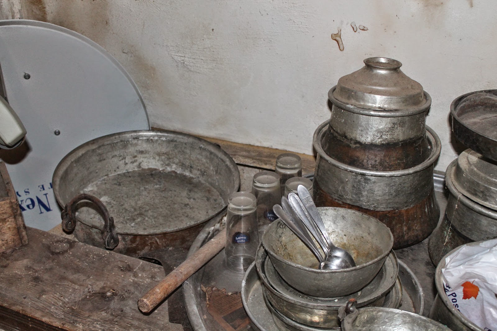 Köy evinde kullanılan kalaylı bakır mutfak eşyaları ve ev tavanı doğa