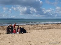 een spontane picknick op het strand met Ile Groix op de achtergrond