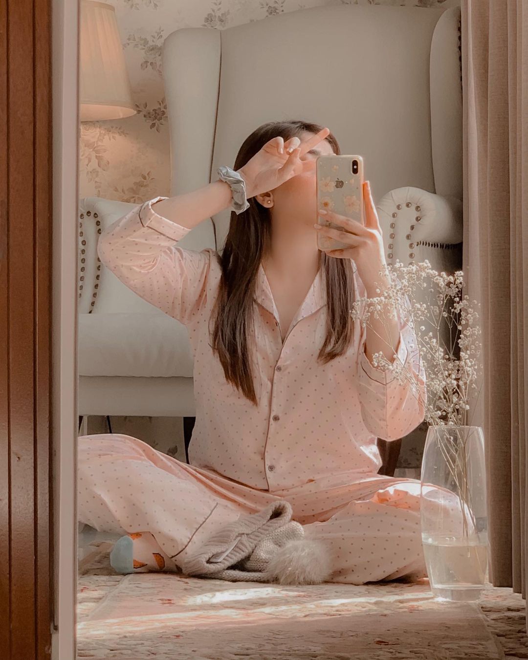 Girl Hidden Face with Mobile Phone Hidden Face DP