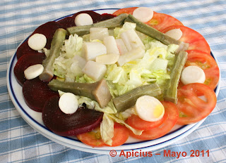  749º Menú, Huevos escalfados en salsa de caracoles, merluza en salsa de langostinos, ensalada y fruta 