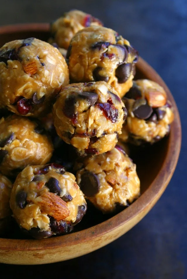 Chocolate Cranberry Almond Oatmeal Bites | thetwobiteclub.com | #nobake #healthy #snack