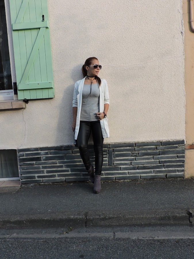 como combinar un blazer gris con un pantalon negro