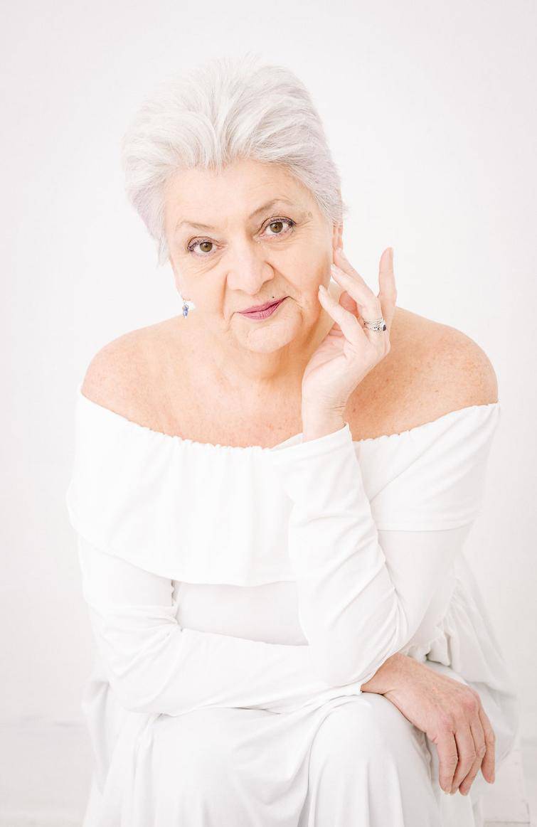 Portraits of Women with Gray Hair Who Proved That Gray Hair Can Adorn