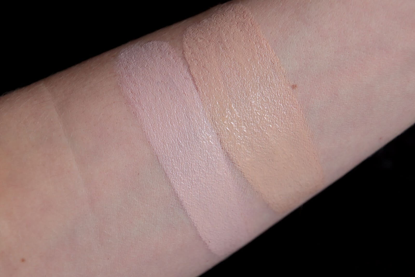 By Terry Hyaluronic Hydra Foundation 100 C 200 N swatch