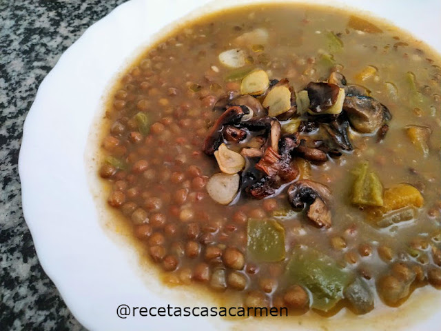 Lentejas pardinas viudas con crujiente de champiñon y ajitos