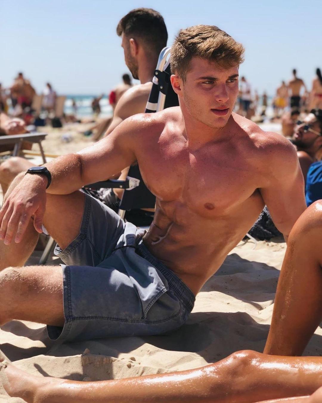 wet-sweaty-oily-fit-shirtless-muscular-beach-bro-hot-summer-hunk