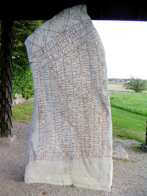 Рунический камень из Рёка, датируемый примерно 800 годом нашей эры, несёт на себе длиннейшую из известных рунических надписей (762 руны) и рассказывает о Вемуде, павшем сыне Варина, автора надписи