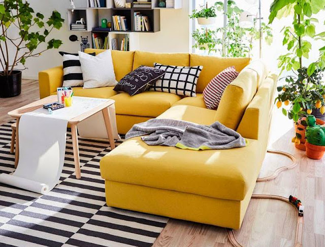 Σαλόνι με κίτρινο γωνιακό καναπέ