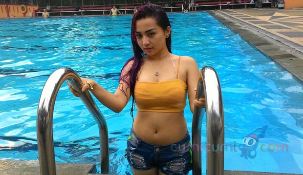 Foto Hot Seksi Cupi Cupita di Kolam Renang.