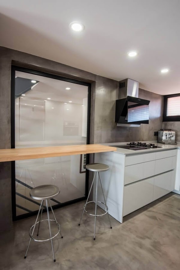 cocina-blanca-sin-muebles-altos-santos-maragall