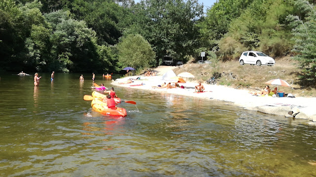 Veraneantes na Praia Fluvial da Rola