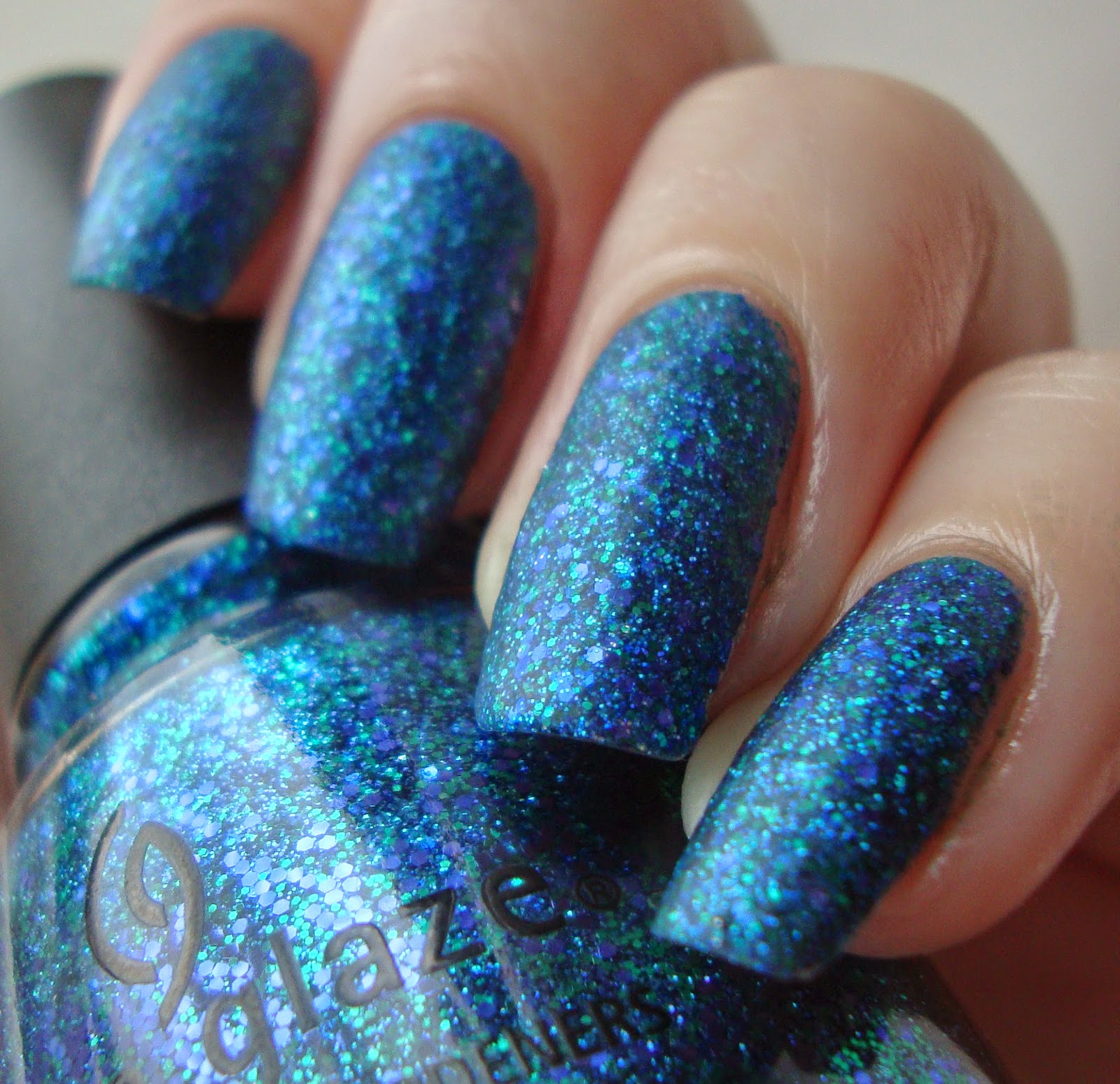 маникюр на короткие ногти синий с серебром. синий светоотражающий маникюр. светоотражающий синий новогодний маникюр. голубые светоотражающие ногти. светящийся маникюр.