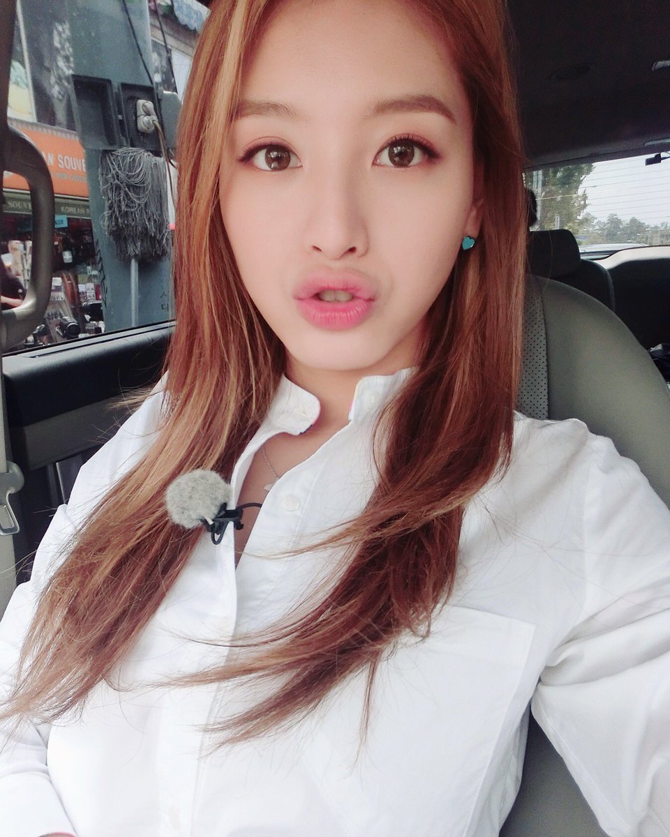 Rainbow Jaekyung Updates Fans With Beautiful Selca | Daily K Pop News
