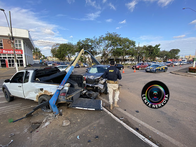 Semáforo é derrubado por veículo em grave acidente na Avenida Jorge Teixeira - FOTOS E VÍDEO