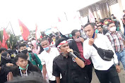 Aliansi Pemuda Peduli Buruh gruduk kantor DPRD Mura,Tolak UU Cipta Kerja
