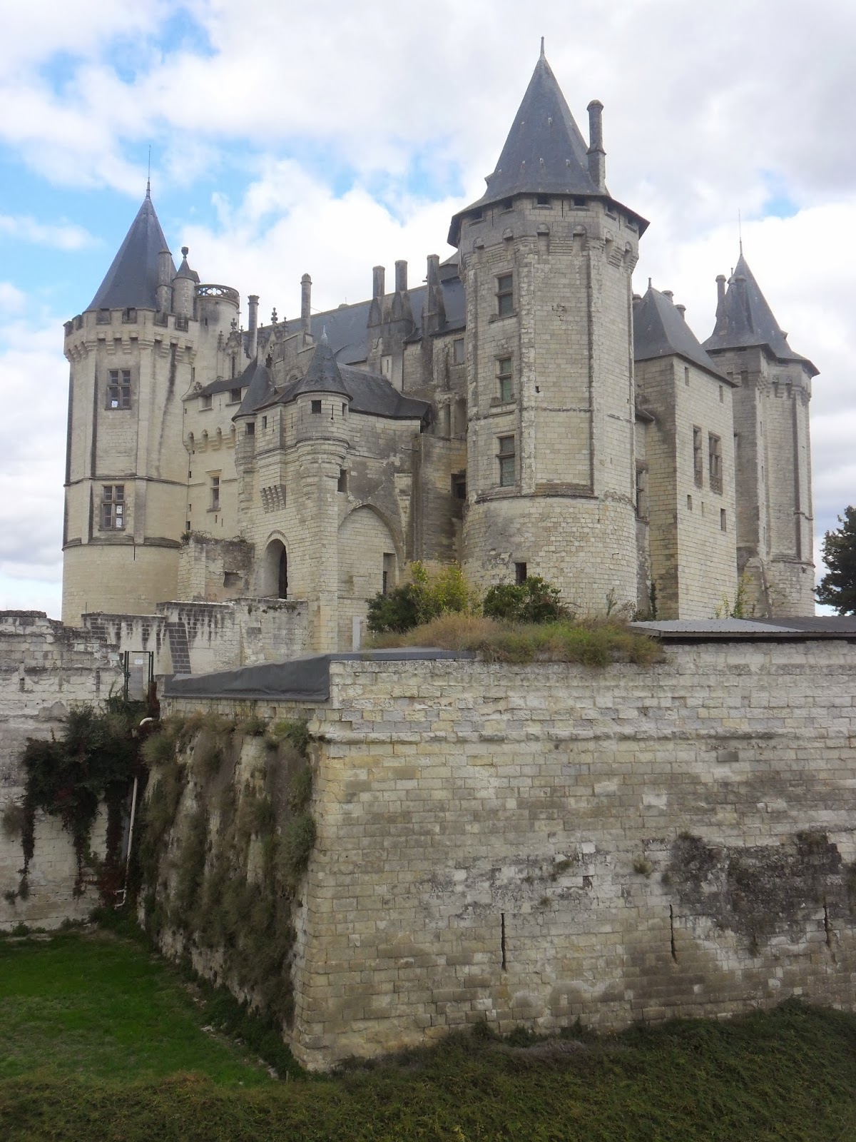 Saumur - An amazing castle - Exploring the Castles of the Loire Valley #3