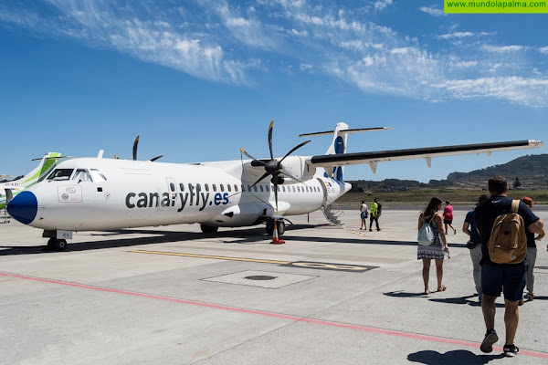 Tras meses de encierro, los canarios se animan a volar este verano entre islas