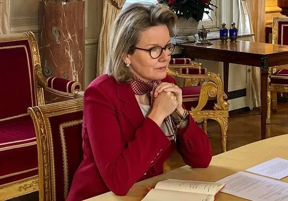 Queen Mathilde in jazzberry wine-red blazer from Stella McCartney. Max Mara double-breasted blazer. Silk with a pattern scarf from Giorgio Armani