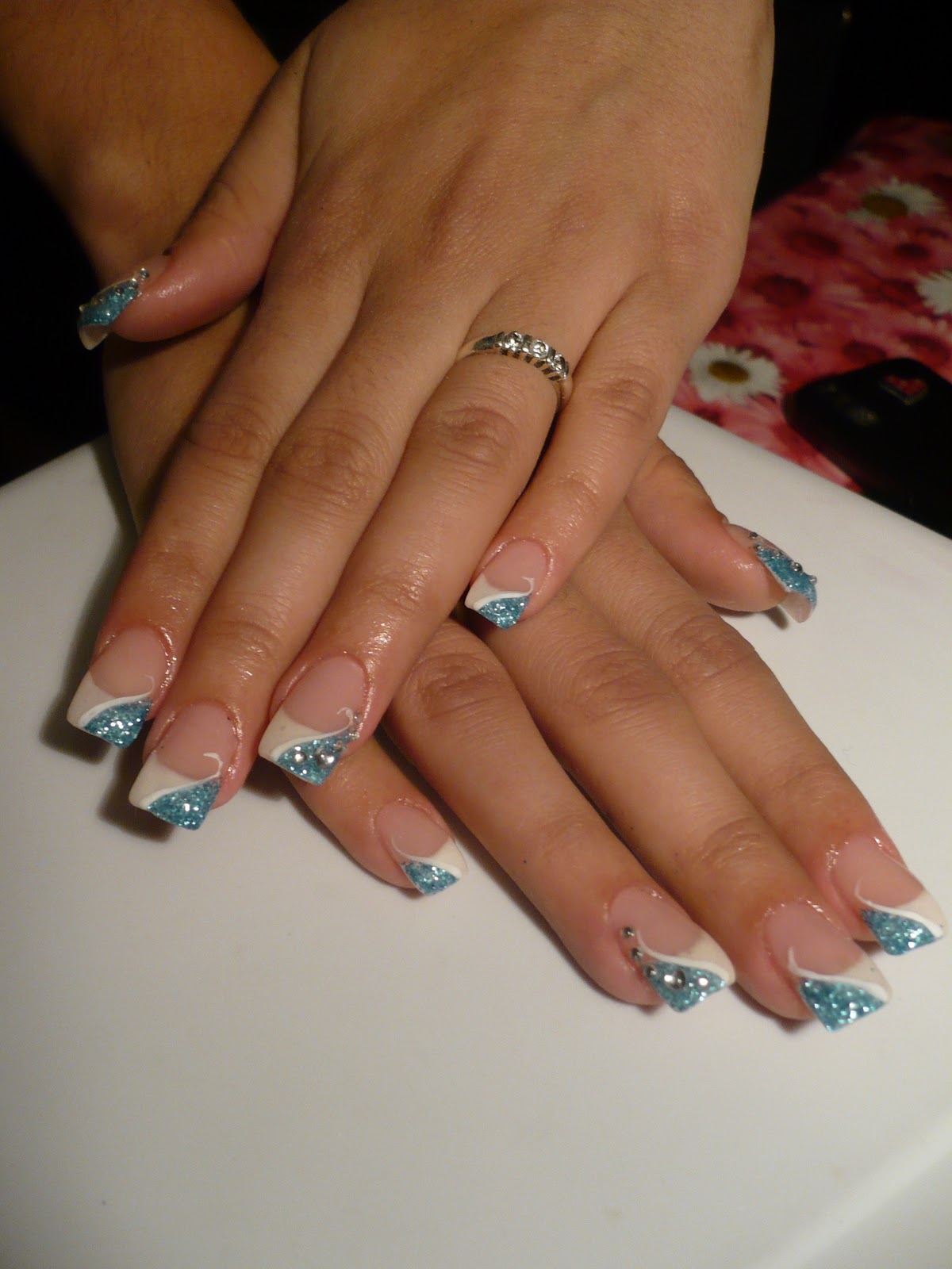 Unghii de gel french, sclipici, strasuri (Anamaria)