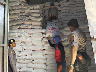 Patroli Rutin Satuan Sabhara Polres Enrekang Mendatangi Gudang Pupuk Ini !!! Ada Apa ?