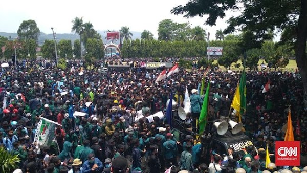 Demo Omnibus Law Lampung Rusuh, Massa Merangsek Masuk DPRD