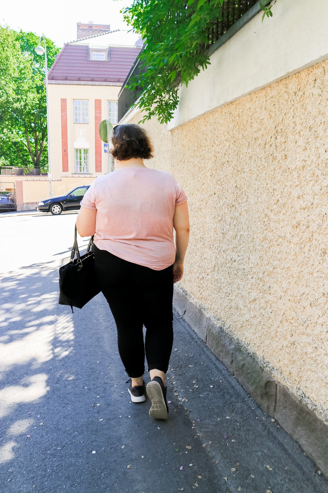 Big mamas home by Jenni S, Väripilkkuna vaaleanpunainen paita, päivän asu, plussakokoinen nainen, plusbloggaaja,