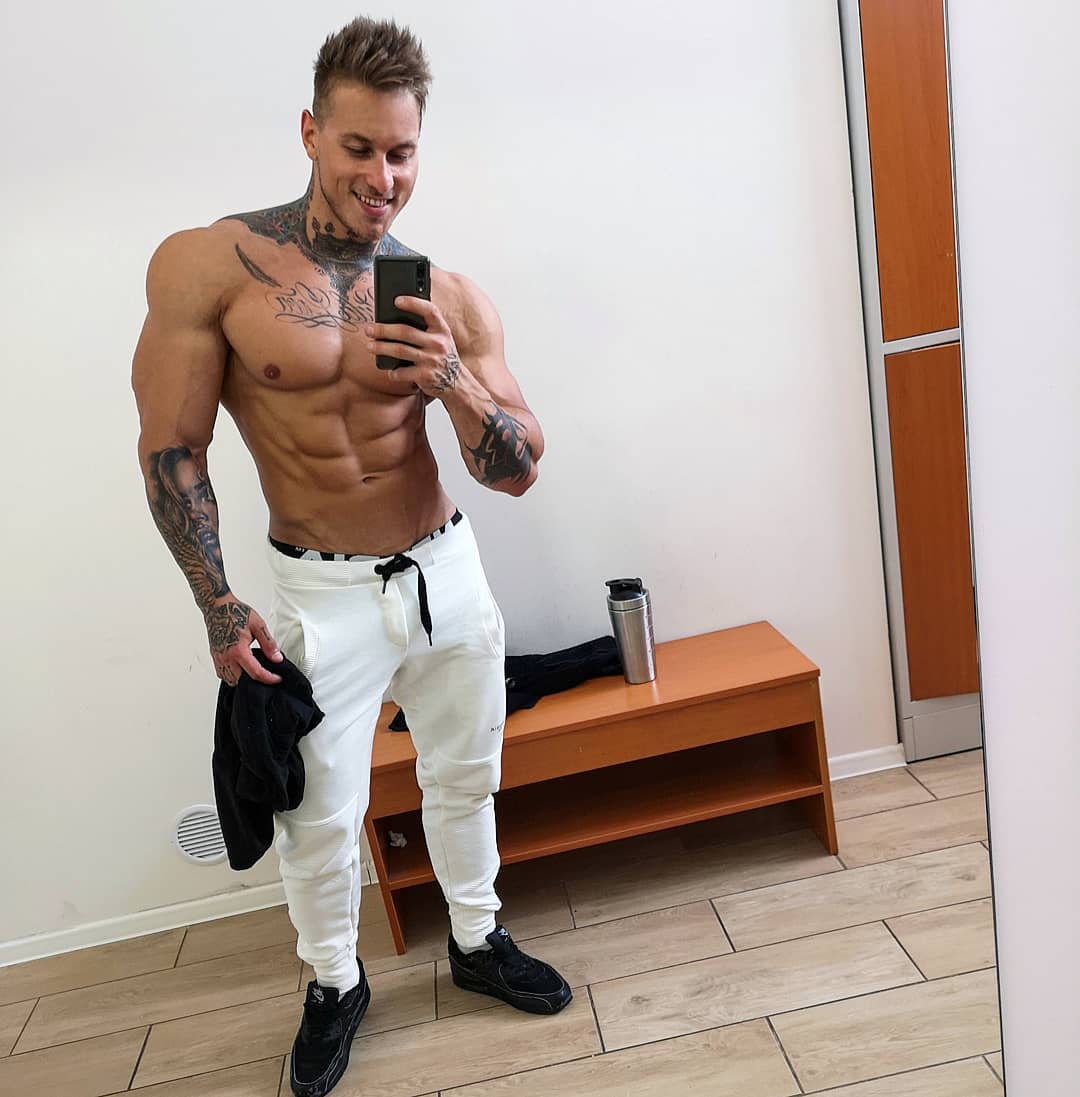 shirtless-muscle-tattoo-hunk-selfie