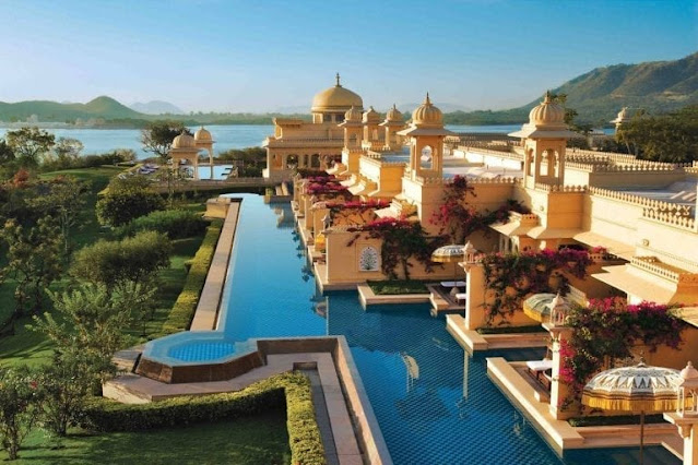 What is the coolest hotel pool in the world  ما هو أروع حمام سباحة في العالم