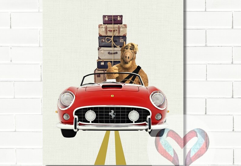 Reisender Alf in einem Ferrari.