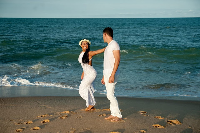 Ensaio de fotos de casal noivos na praia
