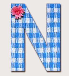 Abecedario a Cuadros Azules con Flores Rosadas. Blue Checkered Alphabet with Pink Flowers.