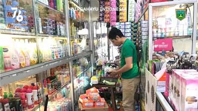 Penjual kosmetik di Pasar Pusat Padang Panjang