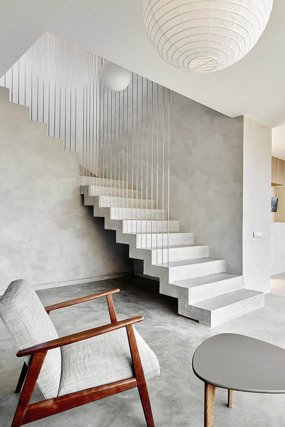 Contemporary minimalistic interior with concrete floor and staircase. Pepe Gascón Arquitectura