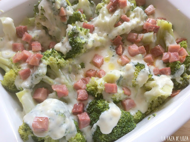 brócoli-con-salsa-besamel-y-trozos-de-jamón