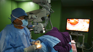 Seorang Dokter Mata Nepal yang dijuluk "Dewa Penglihatan" Targetkan 500.000 Operasi Katarak dalam 5 Tahun