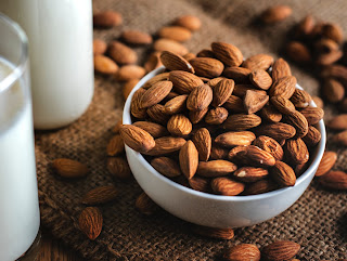 What amount of almonds can be eaten?