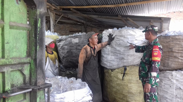 Sambangi  Warga di desa binaanya babinsa sampaikan pesan dan kesan