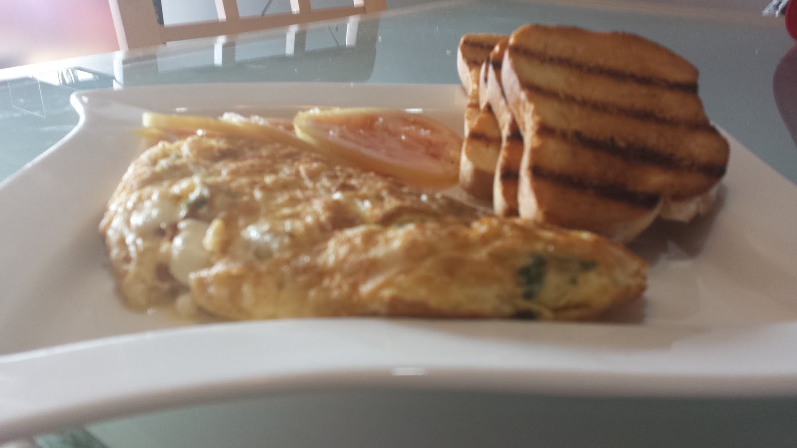 Tortilla francesa con queso feta y pavo.
