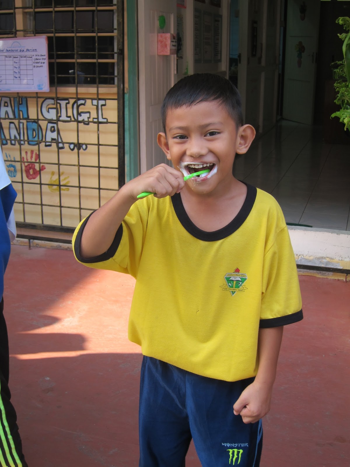 SK PULO, KUCHING ::.: Latihan Memberus Gigi Dengan Betul