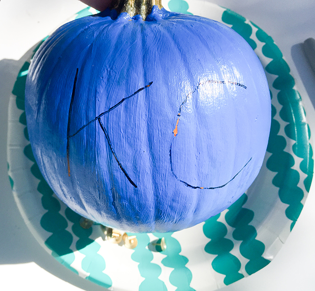 Try this easy and fun DIY push pin pumpkins tutorial. Gold thumb tacks are sure to pump up your pumpkins on a major budget this fall!