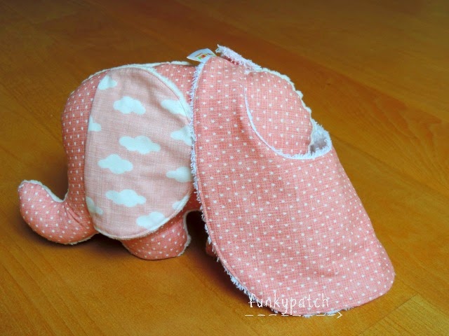 Conjunto de babero y cojín/peluche hechos a mano.