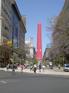 2005 Dünya AIDS Günü için bir farkındalık kampanyasının parçası olan Buenos Aires, Arjantin Dikilitaşı'nda 67 m uzunluğunda bir prezervatif heykeli
